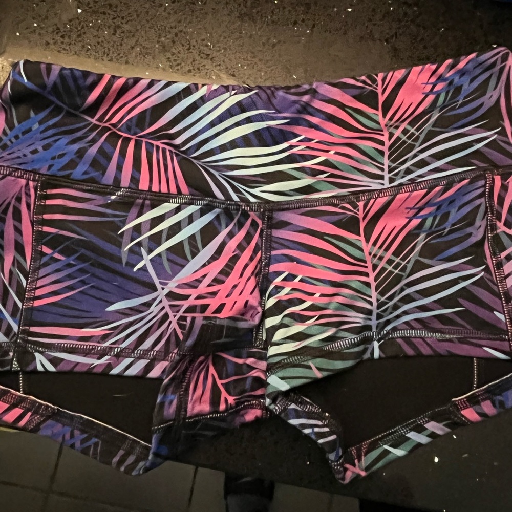 Fleo shorts size M